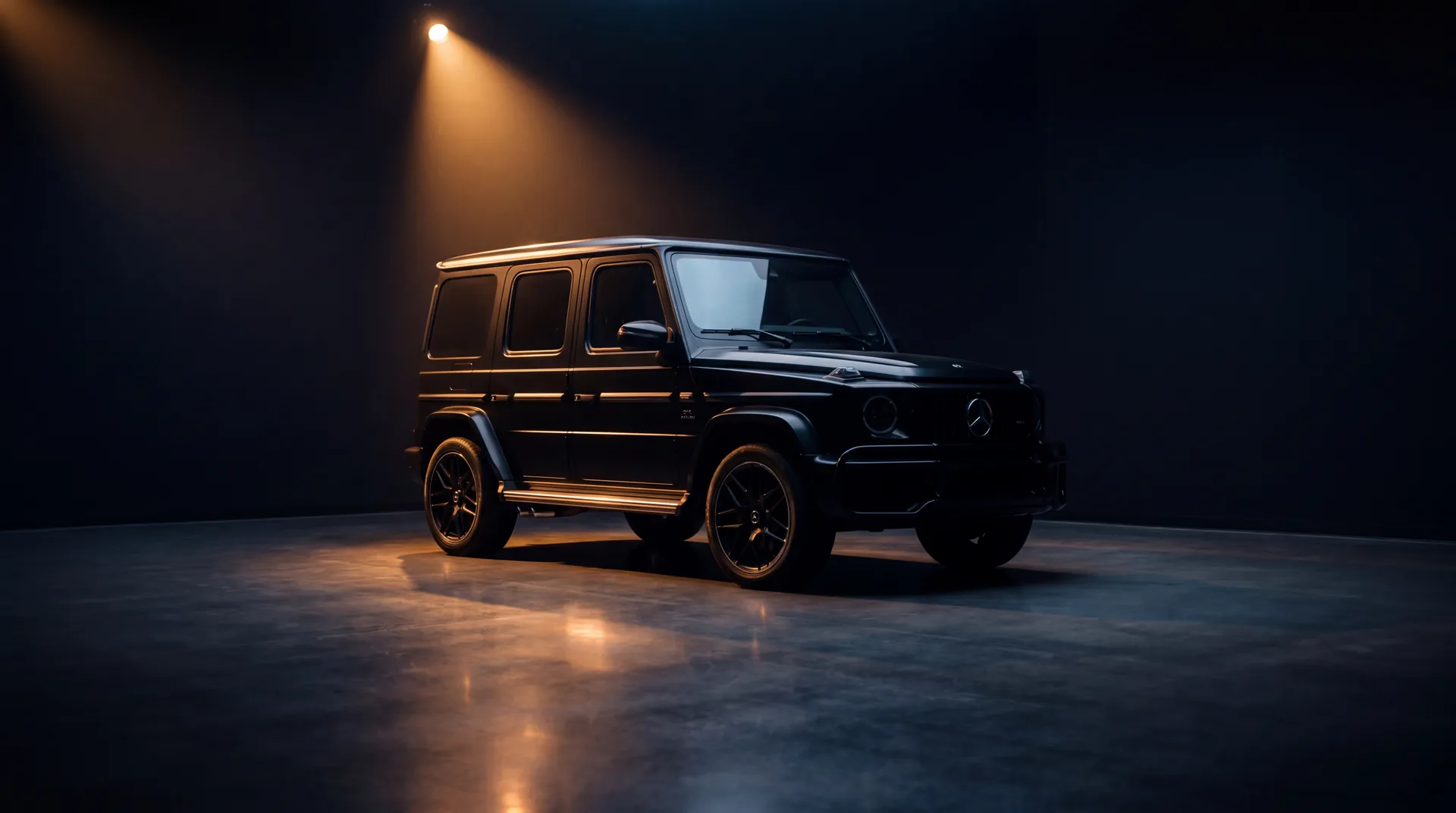 मिनिमलिस्ट डार्क शोरूम में Mercedes-Benz G-Class G-Wagon एक एकल एम्बर स्पॉटलाइट के नीचे, पॉलिश कंक्रीट फ़्लोर में प्रतिबिंबित